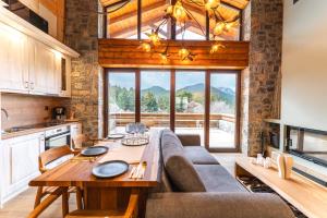 卡拉维塔Monte Verde Resort Kalavrita的厨房以及带沙发和桌子的用餐室