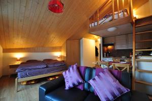 ein Wohnzimmer mit einem Sofa und einem Bett in einem Zimmer in der Unterkunft Studio Gamma in Zermatt
