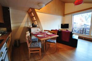 eine Küche und ein Esszimmer mit einem Tisch und Stühlen in der Unterkunft Studio Gamma in Zermatt