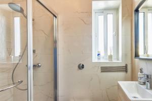 Bilik mandi di Stylish & Cozy 2BR in Prime Location close to Beach +15 gambar