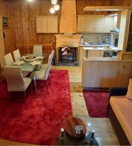 ディミツァナにあるfamily homeのテーブルと暖炉のあるリビングルーム