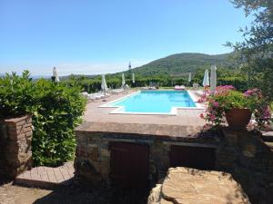 Bazén v ubytovaní Agriturismo La Bulletta alebo v jeho blízkosti
