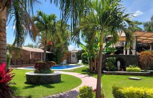 Un jardín fuera de Casa Esperanza