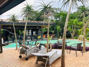Piscina di 24 On Basil Boutique Luxury Hotel o nelle vicinanze