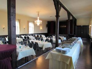 ヴェニッヒセンにあるHotel und Restaurant Pinkenburgのダイニングルーム(白いテーブル、椅子、シャンデリア付) +23枚の写真