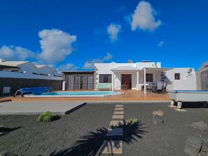 a house with a swimming pool in a yard at Casa Su eño in Playa Blanca