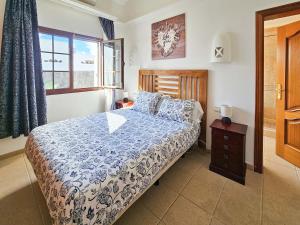 a bedroom with a bed and a window at Casa Su eño in Playa Blanca +29 photos