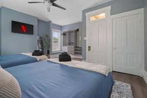 En eller flere senge i et værelse på Minutes to Arena District - Foosball & Game Area