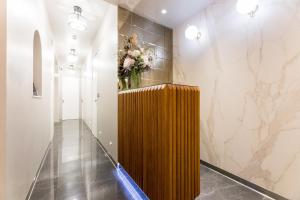 スプリトにあるLuxury Rooms Fortunaの花瓶の壁廊下