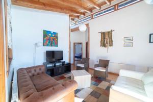 a living room with a couch and a tv at Cabañas Neyén in Malalcahuello