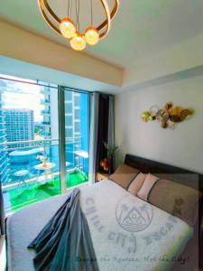 Postel nebo postele na pokoji v ubytování CHILL City Escapes at Azure Urban Residences