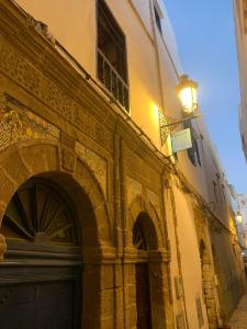 Un edificio con una luz en el costado. en essaoura housse, en Essaouira