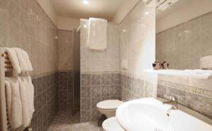 Kylpyhuone majoituspaikassa Hotel Villa Flora