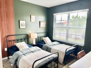 a bedroom with two beds and a window at Cozy home near MCO in Kissimmee +20 photos