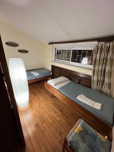 Un dormitorio con dos camas y una ventana. en Villa Fiorella, en Fregene