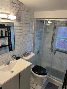 Ένα μπάνιο στο Charming NYC apt near UBS and Belmont Park Village +14 φωτογραφίες