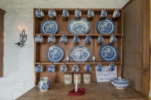 una pantalla de placas azules y blancas en una pared en Penrhyn, en Goodwick