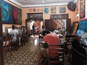 een groep mensen die aan tafel zitten in een restaurant bij Losmen Setia Kawan in Yogyakarta