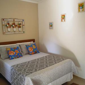 パラチにあるCamping Águas da Bocainaのベッドルーム1室(ベッド1台、枕2つ付)