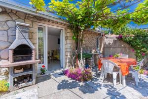 Vonkajšia záhrada v ubytovaní Apartment Mici 1