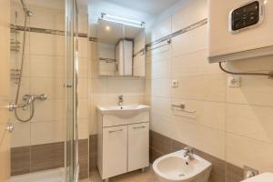 Kúpeľňa v ubytovaní Apartment Mici 1 + 32 fotografií