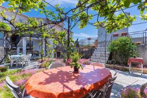 Vonkajšia záhrada v ubytovaní Apartment Mici 1
