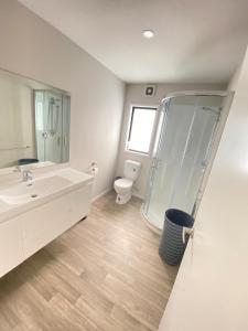 Karikari PeninsulaにあるKarikari Havenのシャワー、洗面台、トイレ付きのバスルーム