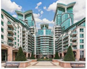 a large apartment building with two tall buildings at Flat in CENTRAL LONDON for 4 in London