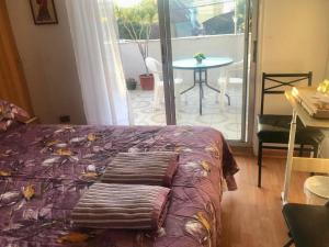 a bedroom with a bed and a table and a patio at Bienvenidos a mí casa in Quilpué