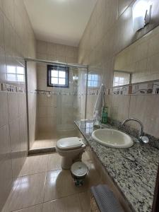米格尔-佩雷拉Hostel Ares do Mundo的配有马桶、水槽和淋浴的浴室