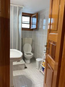 ein Badezimmer mit Toilette und Waschbecken in der Unterkunft Theoni Apartments Kastraki Naxos in Kastraki Naxos + 47 Fotos