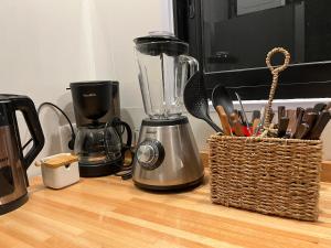 eine Küchentheke mit einem Mixer und einem Korb mit Küchenutensilien in der Unterkunft Casa a estrenar en bosque de El Ensueño, Santa Ana in Santa Ana