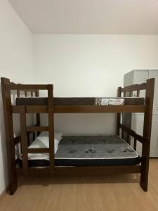 Hostel Ares do Mundo客房内的一张或多张床位