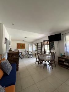米格尔-佩雷拉Hostel Ares do Mundo的带沙发、桌子和椅子的客厅
