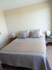 Ένα ή περισσότερα κρεβάτια σε δωμάτιο στο Departamento céntrico y moderno en Osorno