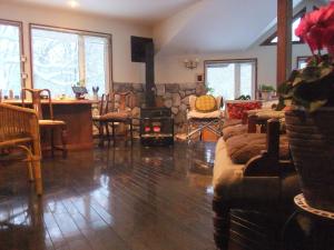 un soggiorno con divano e piano cottura di Gasthof Ascot a Hokuto