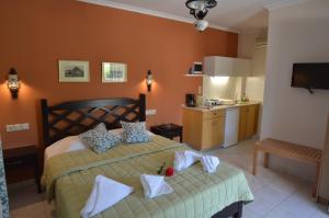 a bedroom with a bed and a small kitchen at Villa Vicky in Petra