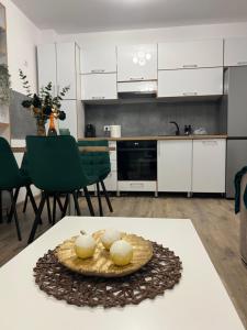 una cocina con un plato de comida en una mesa en Emerald Residence, en Brasov