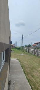 una acera al lado de un edificio al lado de un campo en Portofino 43, en Santa Clara del Mar