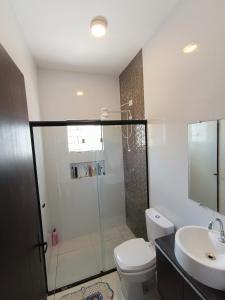 une salle de bain avec une douche, des toilettes et un lavabo dans l'établissement Quarto 2 Privado Confortável em Pontal do Sul, à Pontal do Paraná