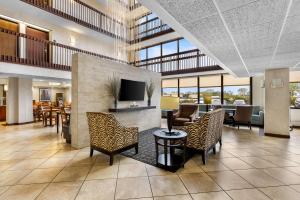TV a/nebo společenská místnost v ubytování Sonesta Essential Houston Hobby Airport