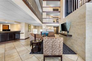 TV a/nebo společenská místnost v ubytování Sonesta Essential Houston Hobby Airport