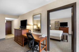 TV a/nebo společenská místnost v ubytování Sonesta Essential Houston Hobby Airport