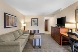 TV a/nebo společenská místnost v ubytování Sonesta Essential Houston Hobby Airport