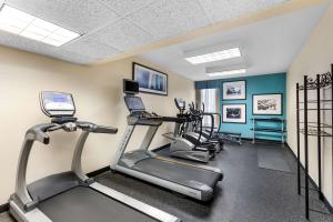 Fitness centrum a/nebo fitness zařízení v ubytování Sonesta Essential Houston Hobby Airport