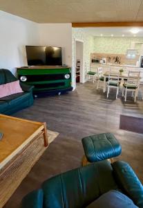 TV a/nebo společenská místnost v ubytování Ferienhaus Sophie - ideal für Familie & Monteure