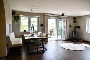 a living room with a dining room table and chairs at HTS Haus Respirada Wellnessarea, Whirlpool, GYM, Sauna in Meckenheim