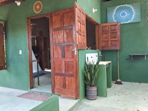 CairuにあるRecanto BantuArte-Boipebaの緑の間の木製の開き戸