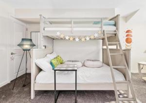 アトランティックシティにあるPERFECT 5 STAR - Chelsea Harbor Houseのベッドルーム1室(二段ベッド1組、はしご付)
