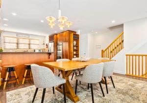 アトランティックシティにあるPERFECT 5 STAR - Chelsea Harbor Houseの木製のテーブルと椅子のあるダイニングルーム
